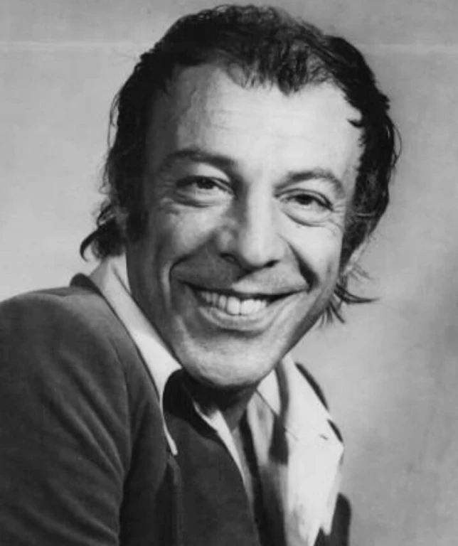 Müniir Özkul Kimdir?