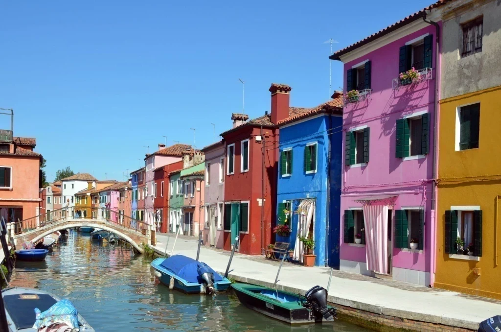 Burano Adası: İtalya'nın Göz Alıcı Renklerle Dolu Adası