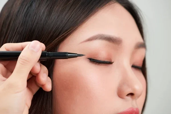 Kuyruklu Eyeliner Çekme Yolları