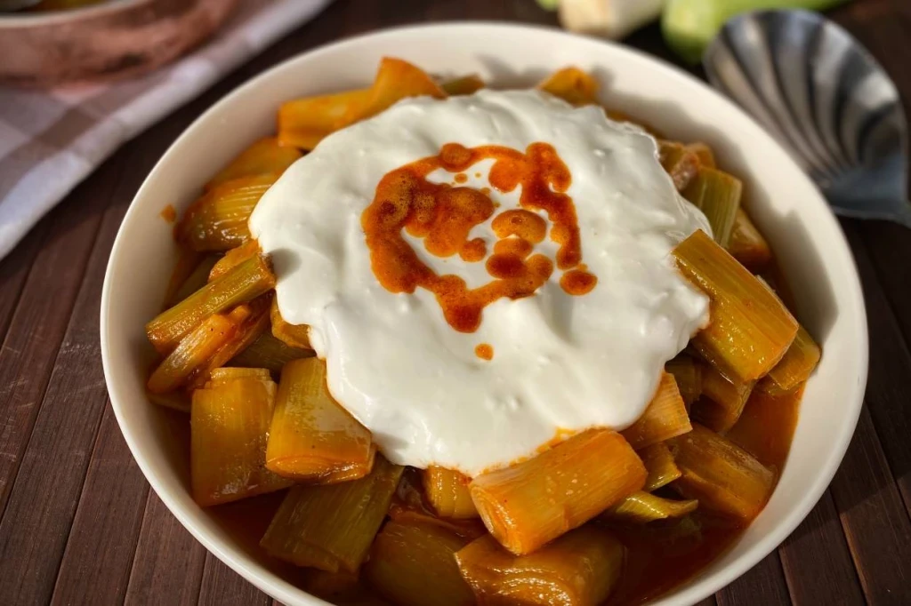 Yoğurtlu Pırasa Kavurması Tarifi