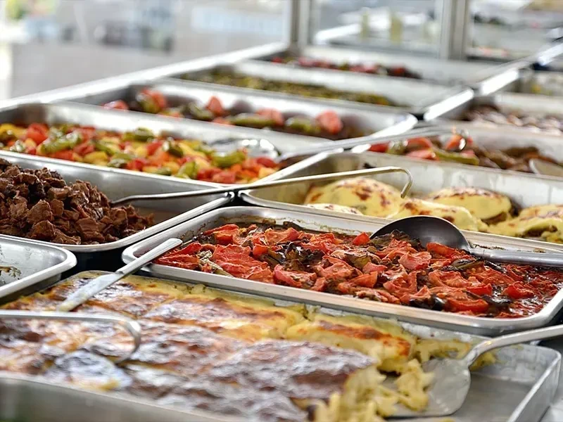 Esnaf Lokantası Yemekleri: Geleneksel Lezzetler, Samimi Atmosfer ve Ekonomik Seçenekler