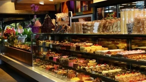 En Ünlü Tatlıcılar: Geleneksel Tatlıların Peşinden Git!