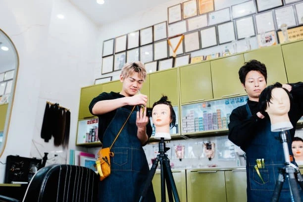 Berber Çırak Maaşı 2025: Ne Kadar Kazanıyorlar, Hangi Şartlarda Çalışıyorlar?