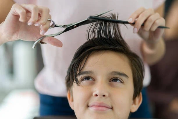 Rüyada Saç Traşı Olmuş Birini Görmek: Anlamları ve Hayatınızdaki Değişimlerin Sembolü