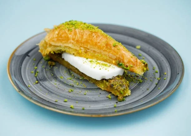 Maraş Dondurması: Kaymaklı Gerçek Lezzetin Tadı ve Tarifleri