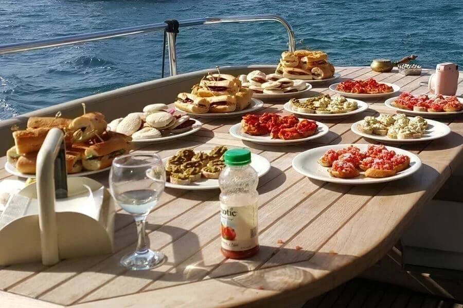 Özel Teknede Kahvaltı ile Unutulmaz Sabah Keyfi