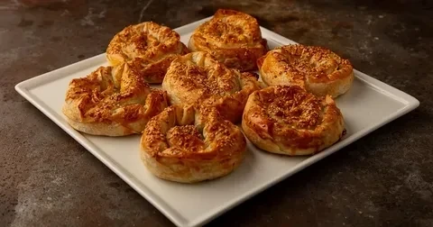 Peynirli Gül Böreği ile Şık ve Lezzetli Sunumlar