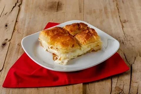 Evde Pratik ve Lezzetli Peynirli Börek Nasıl Yapılır?