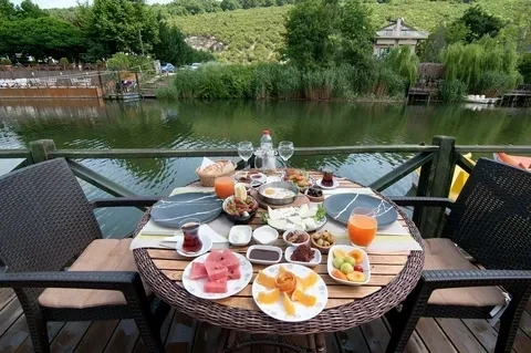 Doğa ile İç İçe Kahvaltı Mekanları: Huzurlu Sabahlar