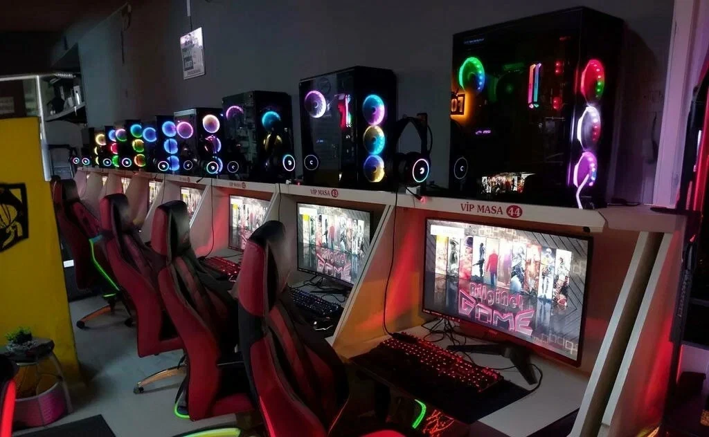 Eski İnternet Kafe Şarkıları: 2000’lerin Unutulmaz Melodileri ve Kültürü