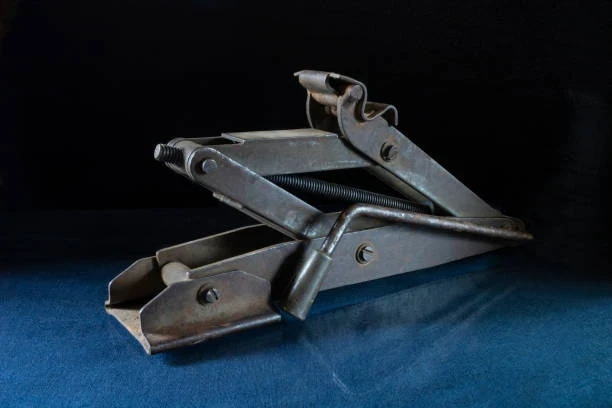 Oto Cam Kriko Tamiri ve Kriko Çeşitleri: Rico, Timsah ve Egzozdan Şişen Krikolar