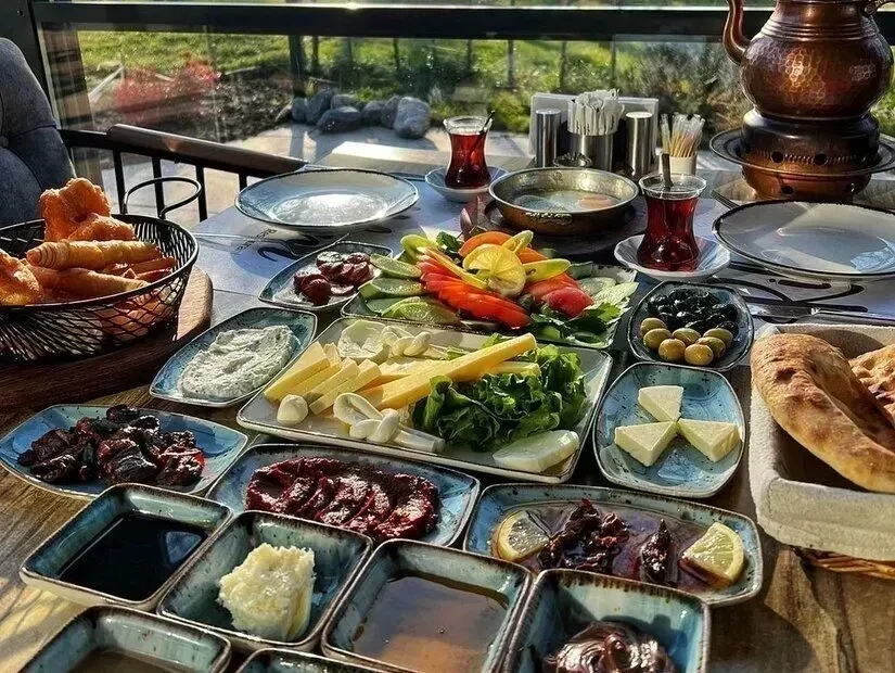 Kahvaltı Mekanı Açma Maliyeti: 2025 Girişim Rehberi