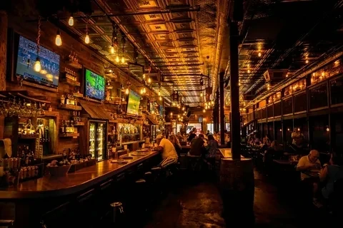 İçkili Mekanlarda Yemek Keyfi: Nelere Dikkat Etmeli?