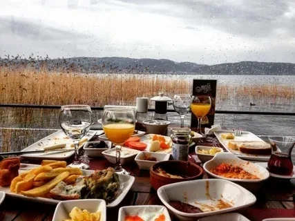 Açık Mekan Kahvaltı Keyfi: Doğada Sağlıklı Güne Başlayın