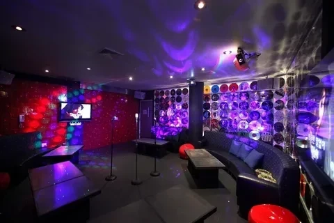 Karaoke Gay Bar: Eğlence ve Topluluğun Yeni Adresi