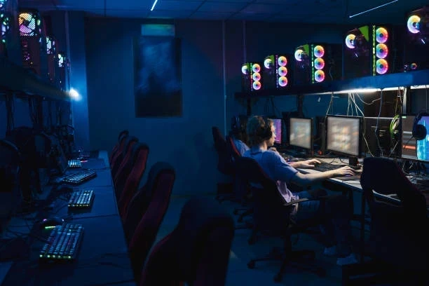 İnternet Kafeler Açık mı? 2025 Güncel Durum ve Saatler