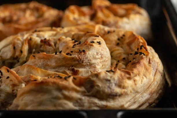 Pratik ve Lezzetli Hazır Yufkadan Kıymalı Börek Tarifi