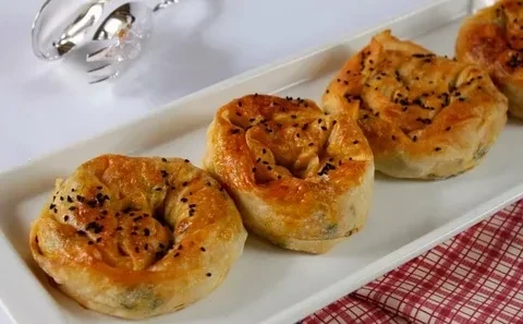 Evde ve Börekçiler Usulü Ispanaklı Gül Börek Tarifi