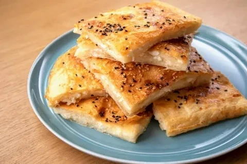 Hazır Yufkadan Peynirli Börek Tarifi: Pratik ve Lezzetli