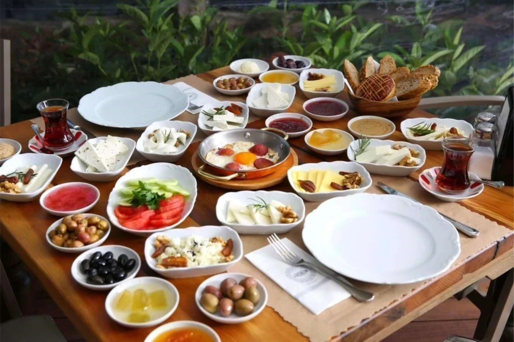 Kahvaltı Sofrası İçin Lezzetli ve Zengin Menü Önerileri