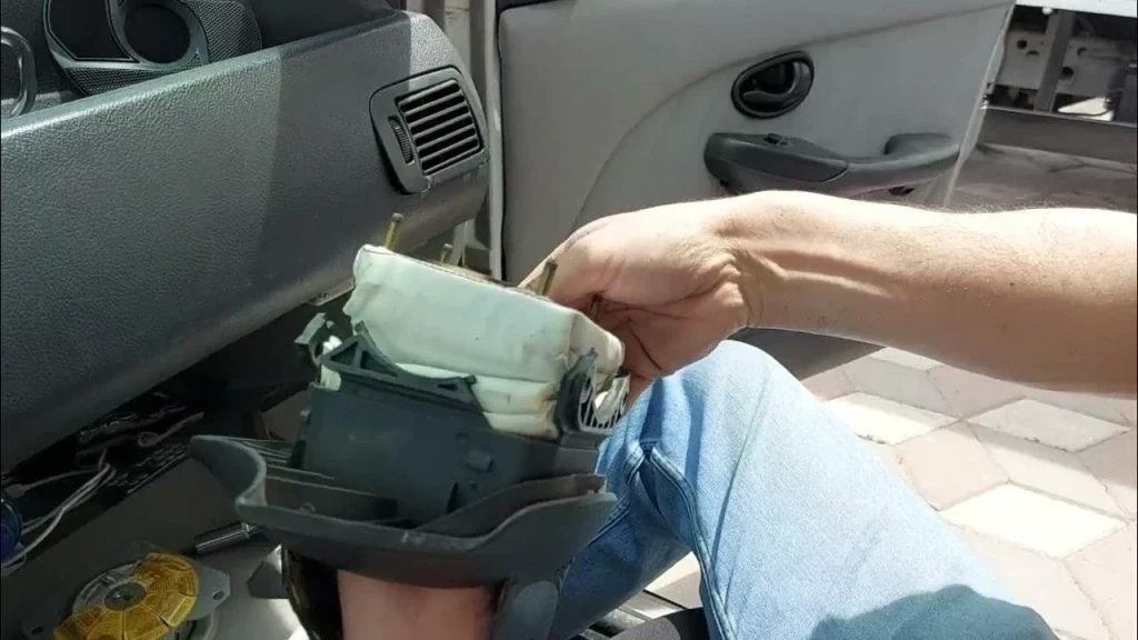 Albea Direksiyon Airbag Kapağı: Güvenliğiniz İçin Bilmeniz Gerekenler