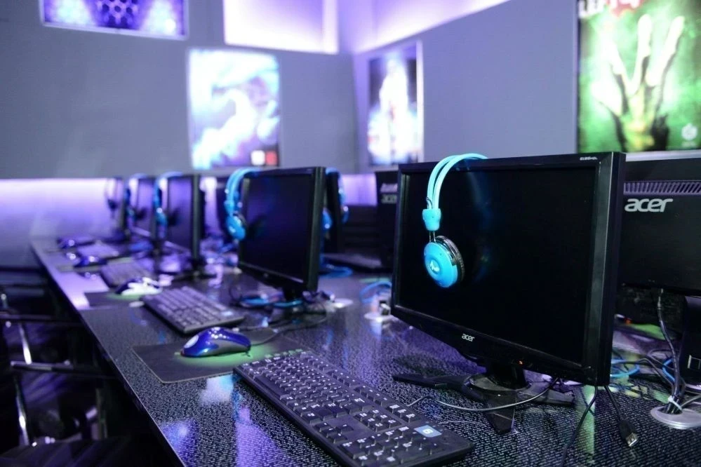 İnternet Kafede Çalışmak: Sorumluluklar ve Deneyimler