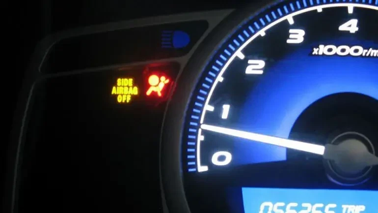 Tüvtürk Airbag Işığı Yanıyor Mu?