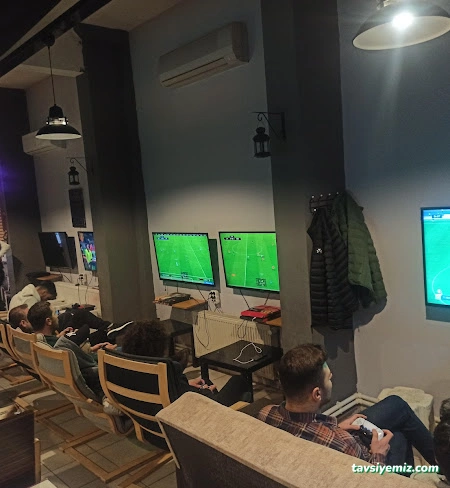 4 Players Cafe%Playstations