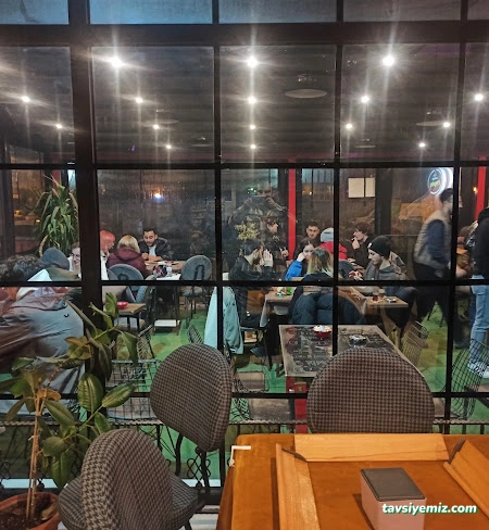 4 Players Cafe%Playstations