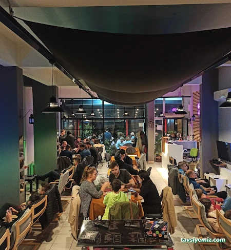 4 Players Cafe%Playstations