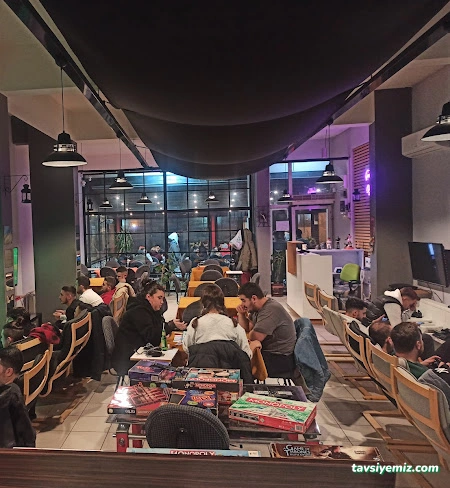 4 Players Cafe%Playstations