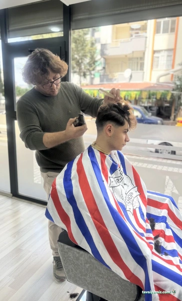 Bir Berber Saç Tasarım Stüdyosu