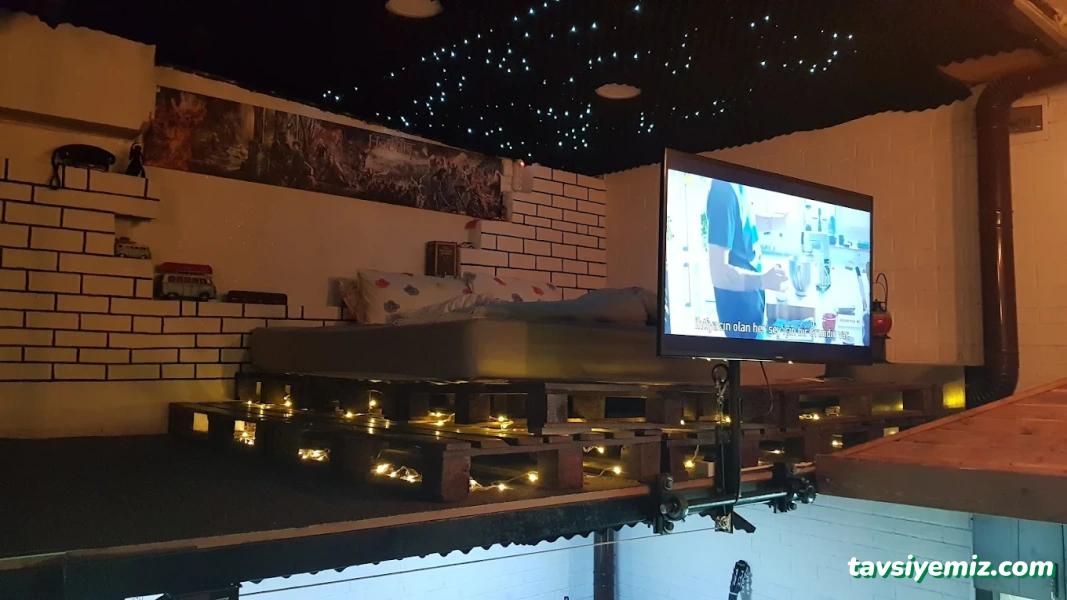 Chek-Me Cat Nightclub