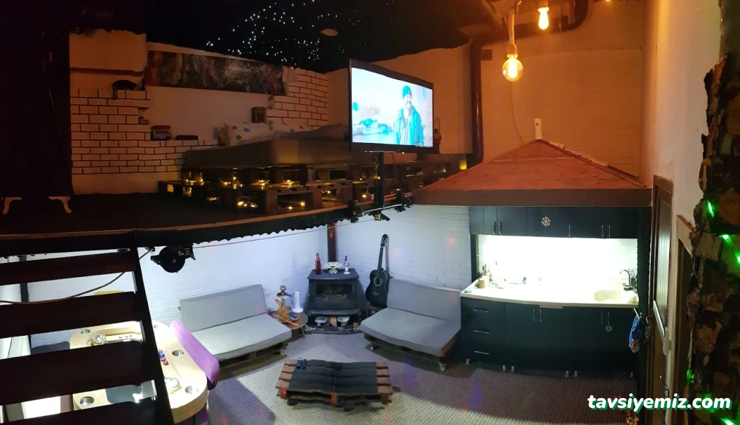 Chek-Me Cat Nightclub