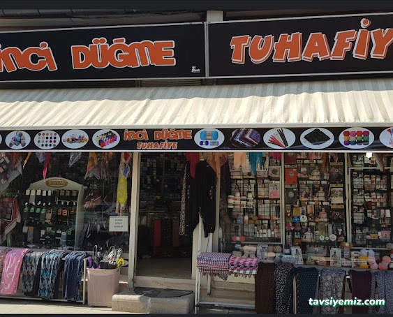 İnci Düğme, Tuhafiye