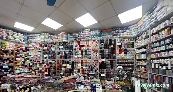 İnci Düğme, Tuhafiye