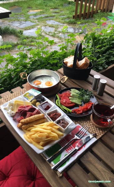 Le Kantin Cafe Garden