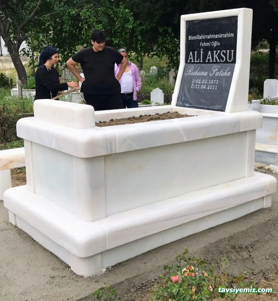 Özkarmer Antalya Mezarcı, Mezar Taşı