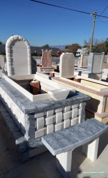 Özkarmer Antalya Mezarcı, Mezar Taşı