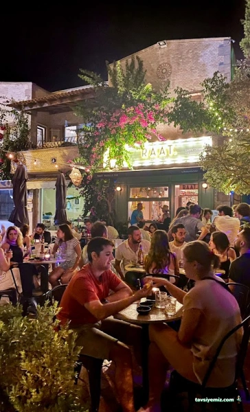 Raat. Mahalle Pub