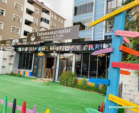 Tutunamayanlar Kitabevi & Kafe