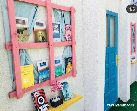 Tutunamayanlar Kitabevi & Kafe