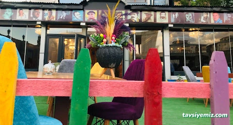 Tutunamayanlar Kitabevi & Kafe